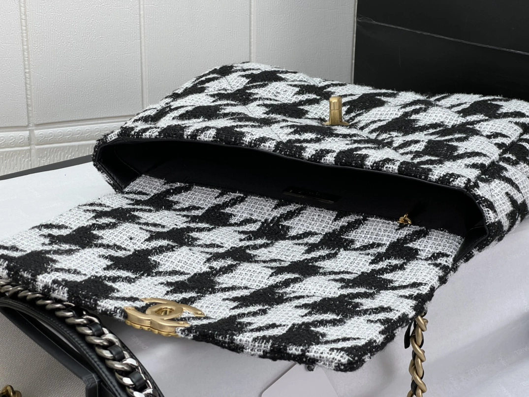 Bright 3748 Chanel AAA Quality Messenger Bags For Women