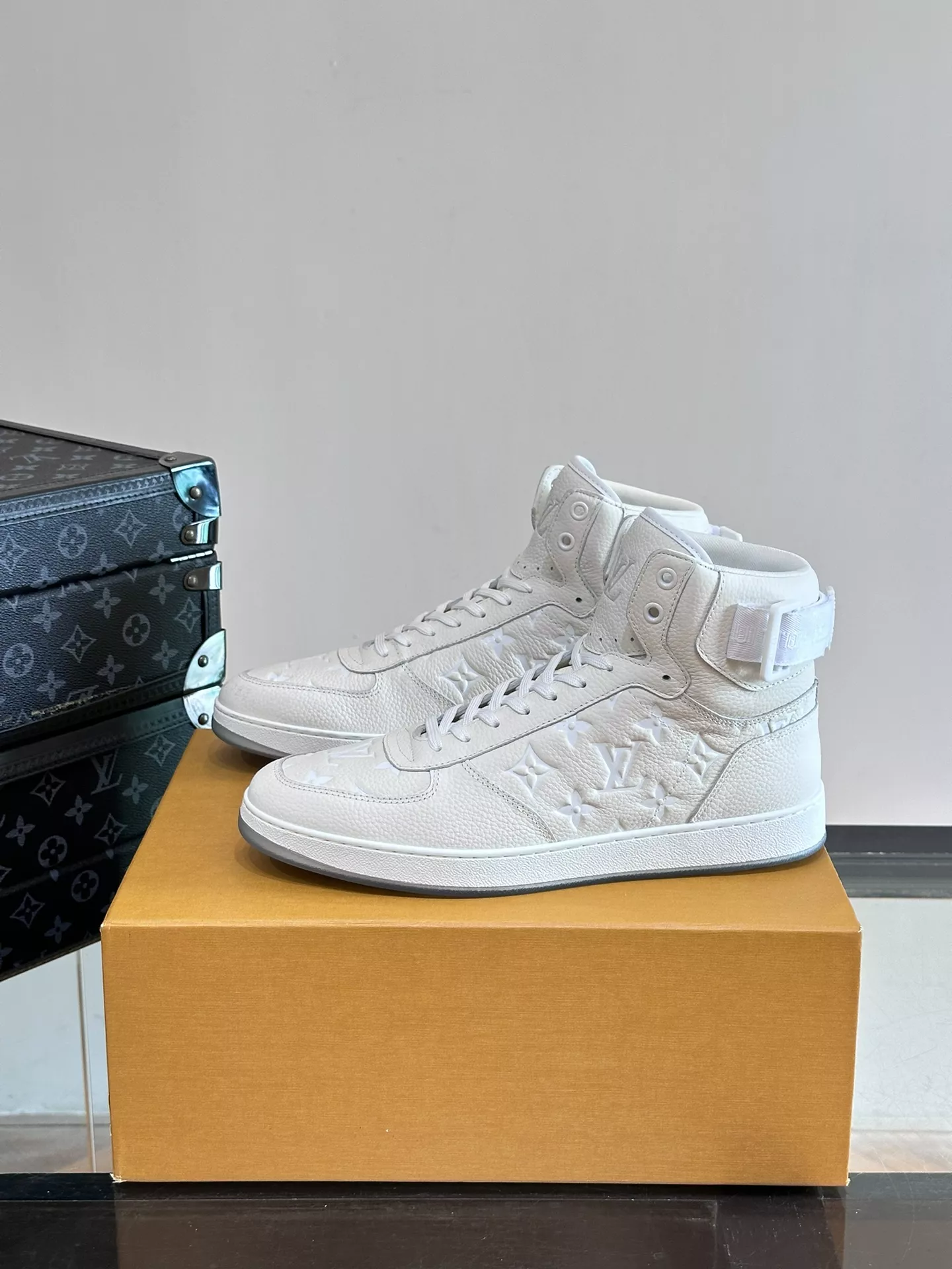 Bright 4120 Louis Vuitton High Tops Shoes For Men
