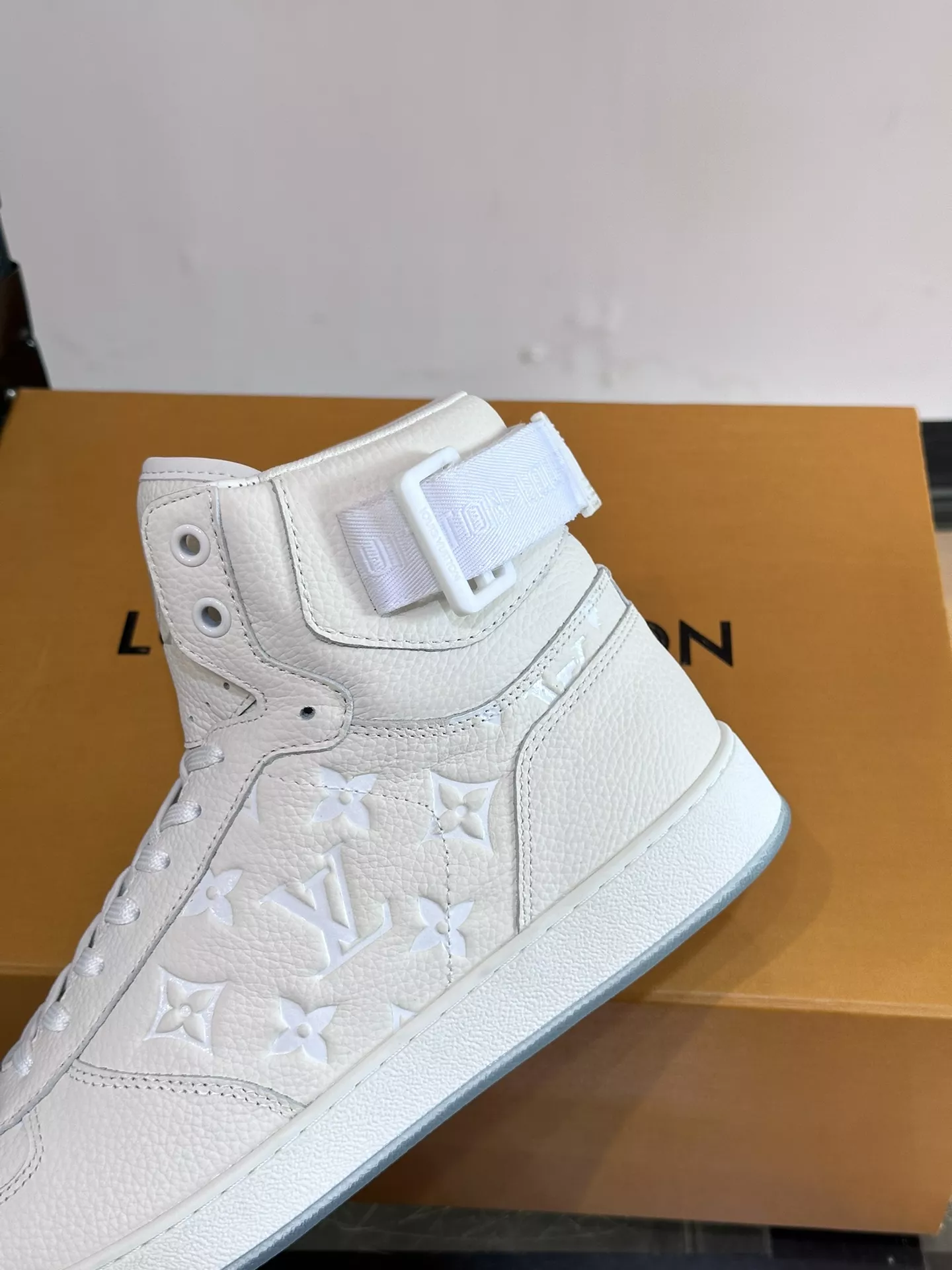 Bright 4120 Louis Vuitton High Tops Shoes For Men