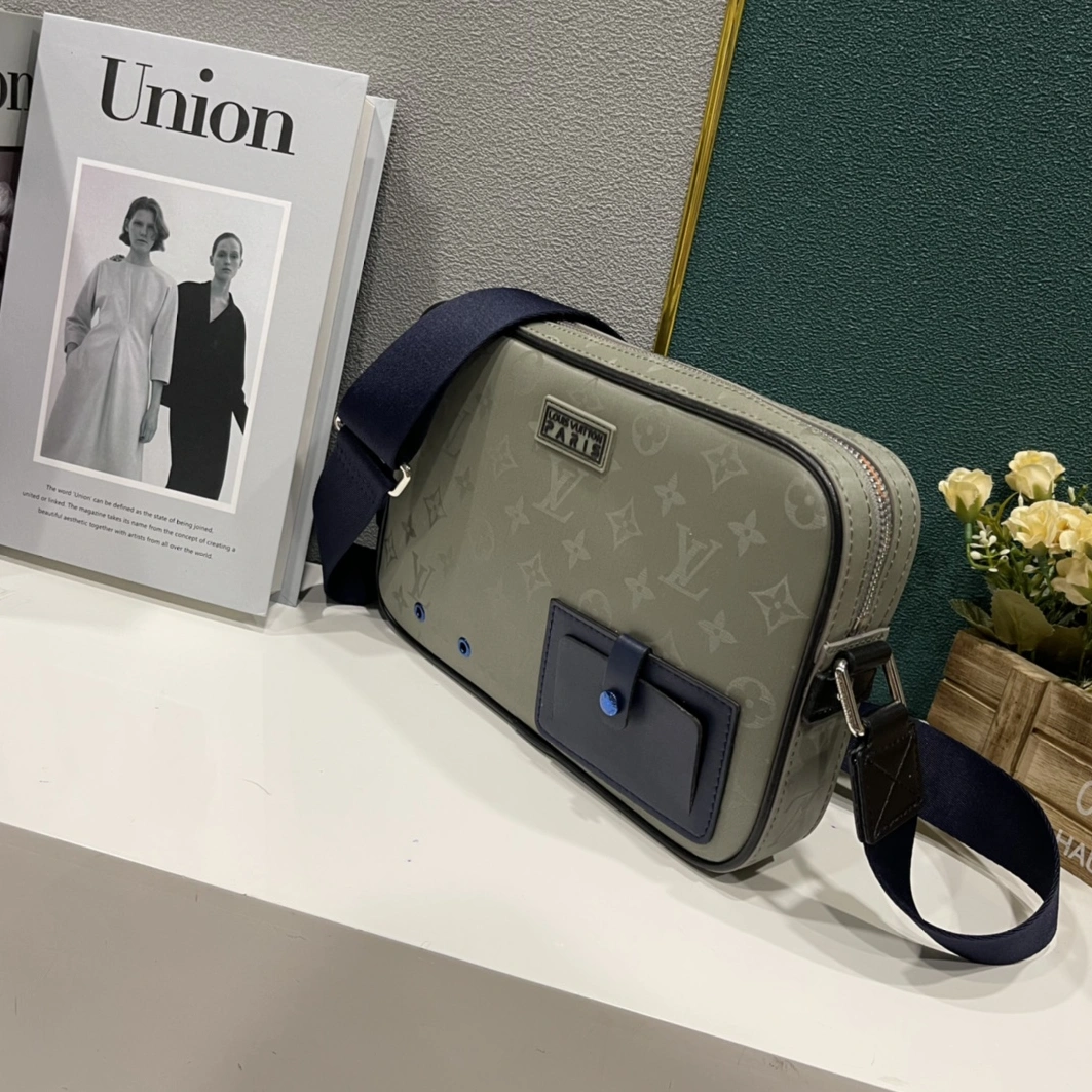 Bright 4847 Louis Vuitton AAA Man Messenger Bags