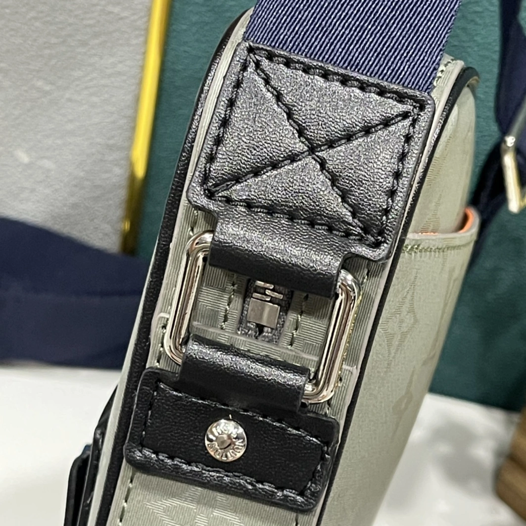 Bright 4847 Louis Vuitton AAA Man Messenger Bags