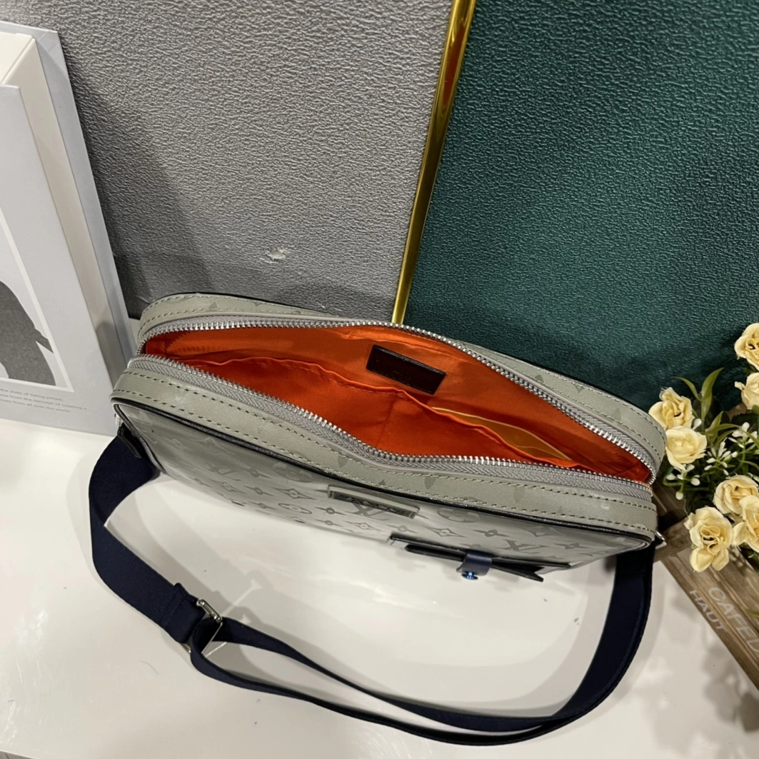 Bright 4847 Louis Vuitton AAA Man Messenger Bags