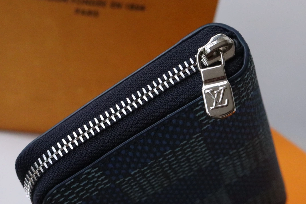 Bright 5024 Louis Vuitton AAA Quality Wallets