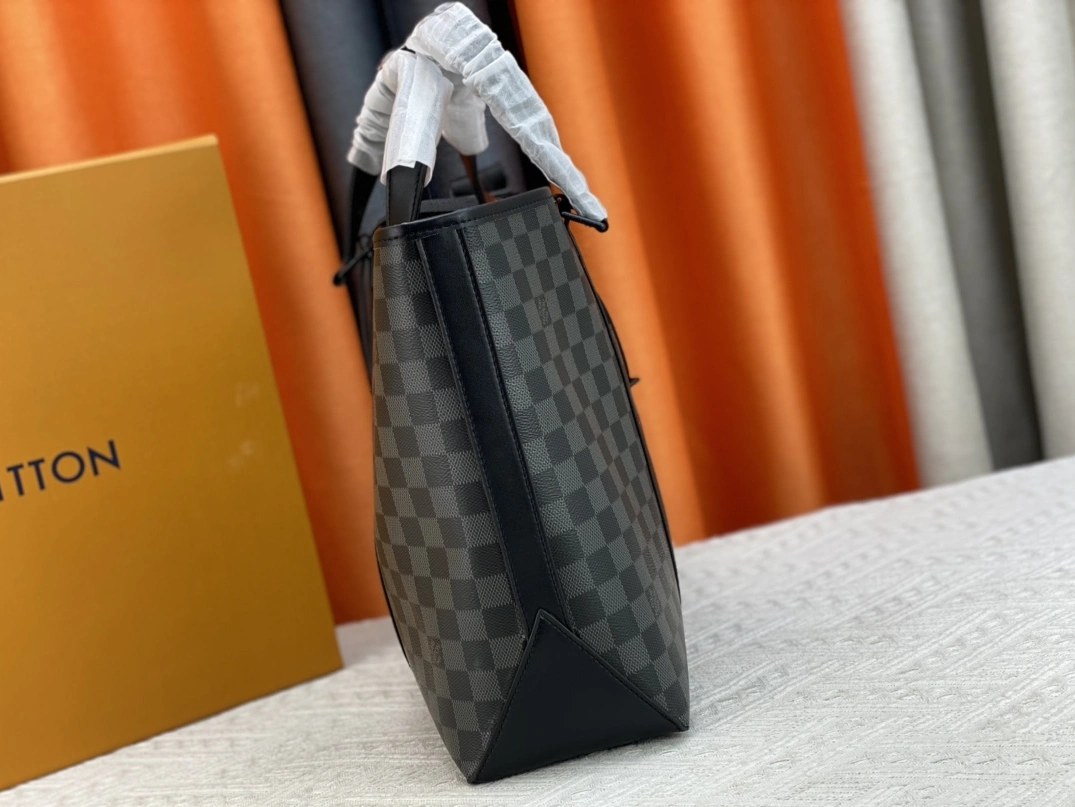 Bright 6209 Louis Vuitton AAA Man Handbags