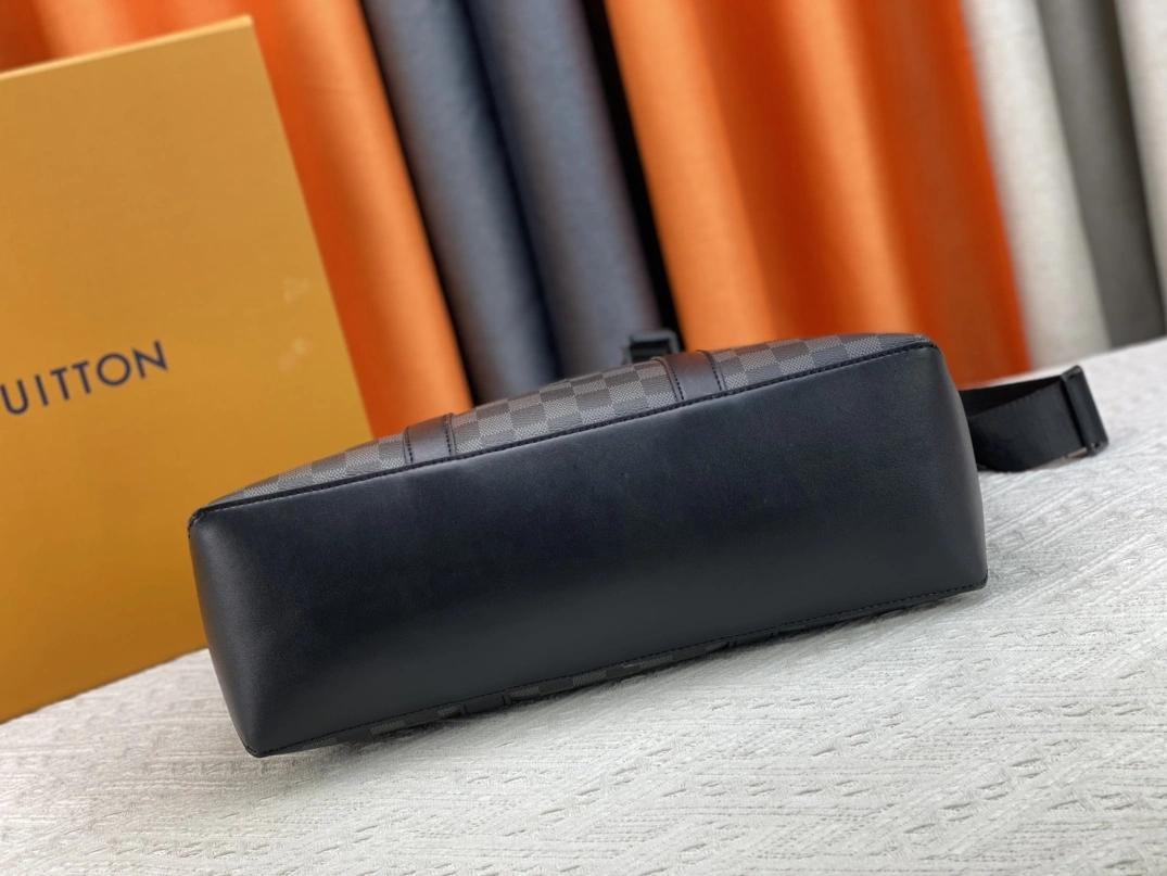 Bright 6209 Louis Vuitton AAA Man Handbags