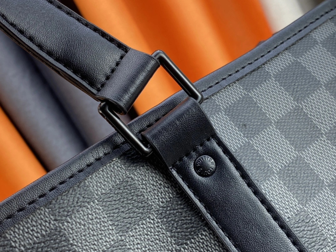 Bright 6209 Louis Vuitton AAA Man Handbags