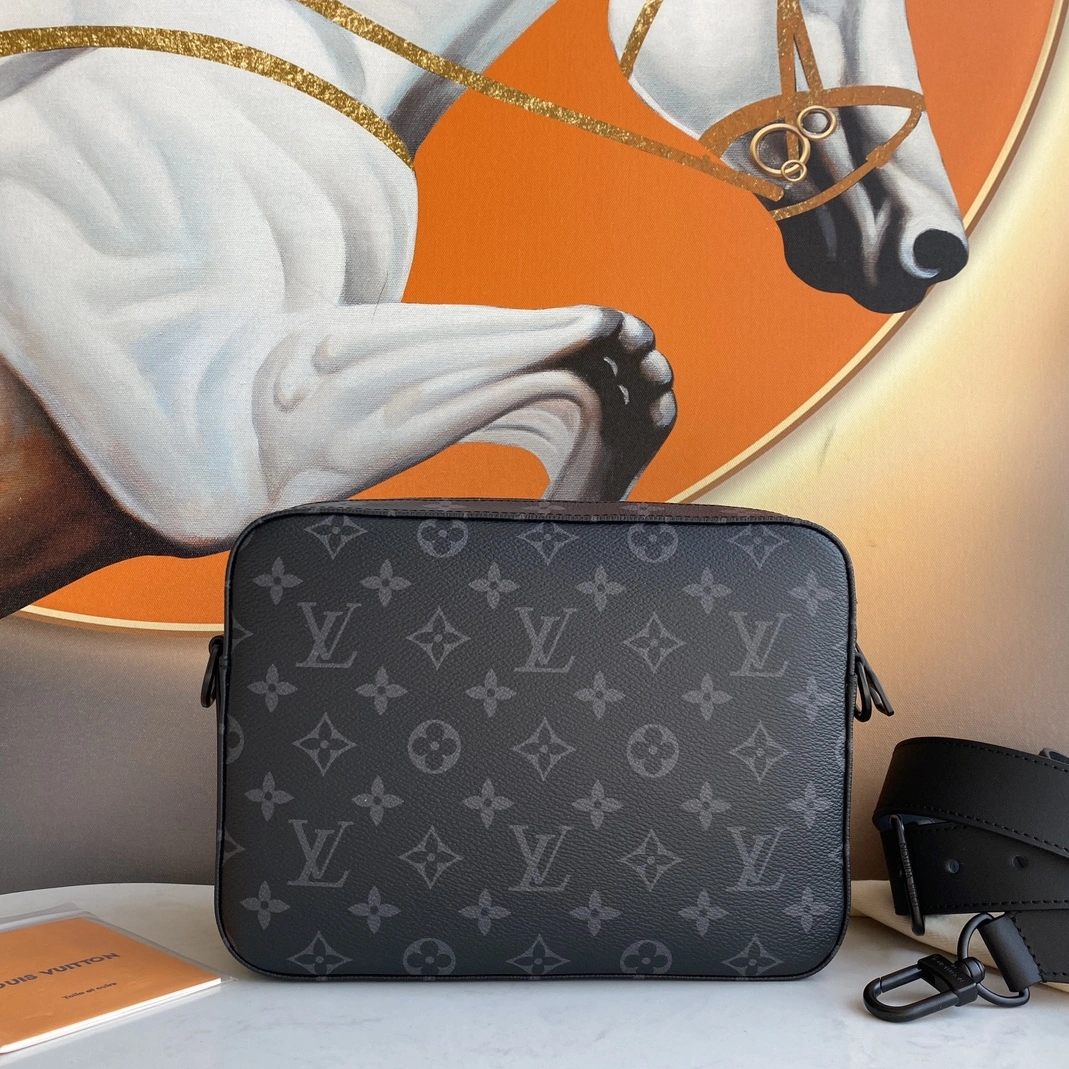 Bright 6877 Louis Vuitton AAA Man Messenger Bags