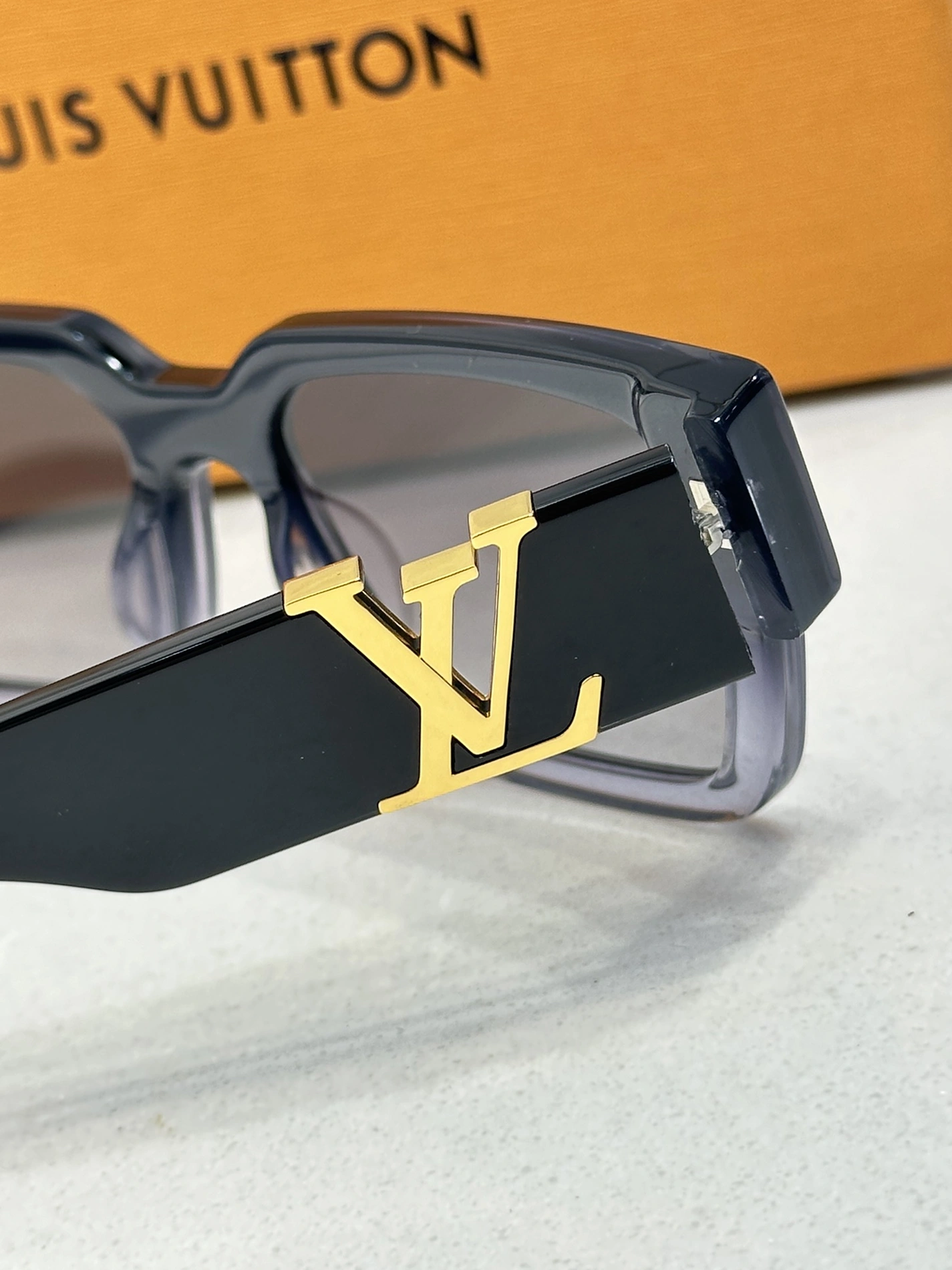 Bright 7918 Louis Vuitton AAA Quality Sunglasses