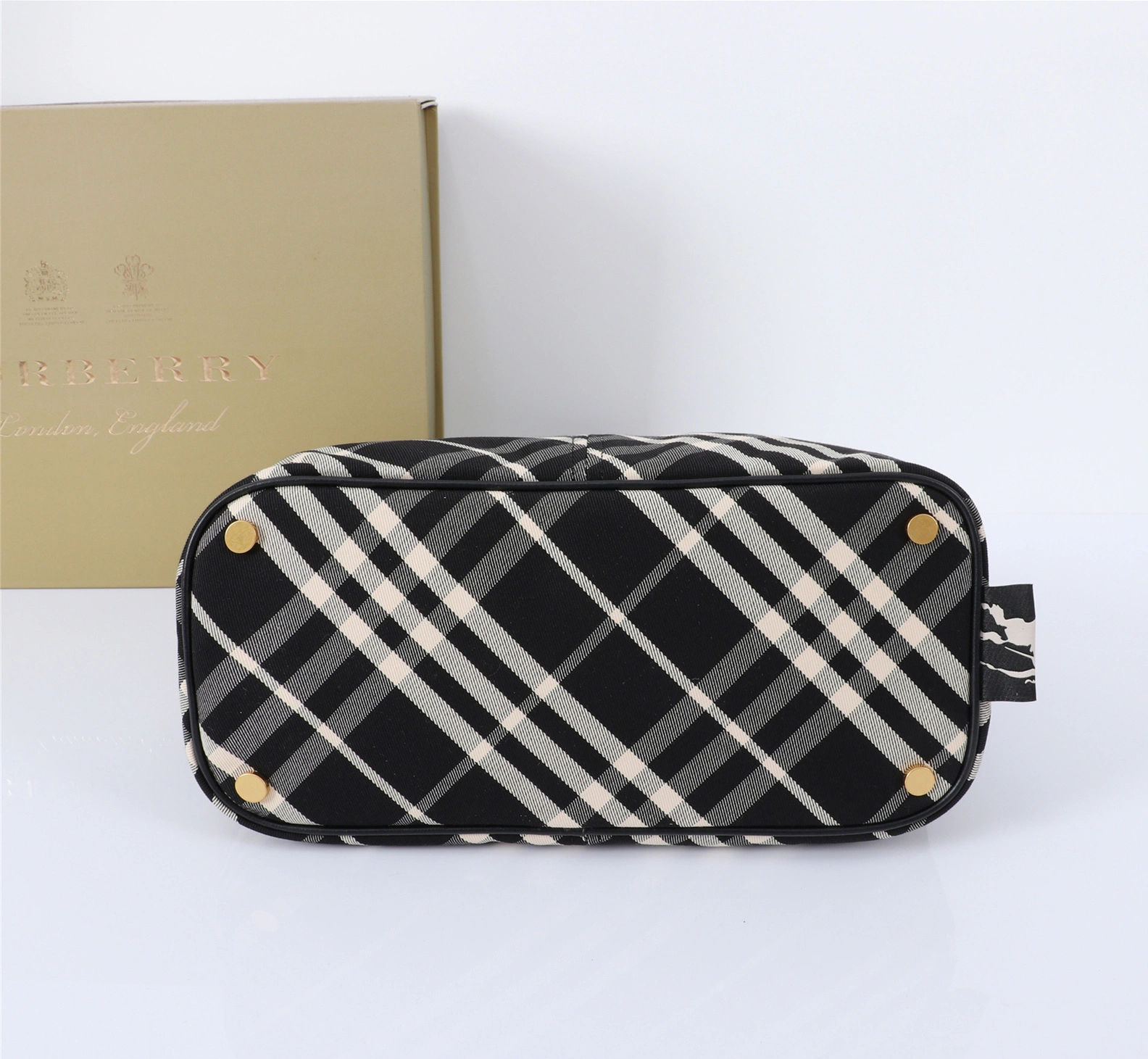 Bright 8046 Burberry AAA Quality Shoulder Bags For Women