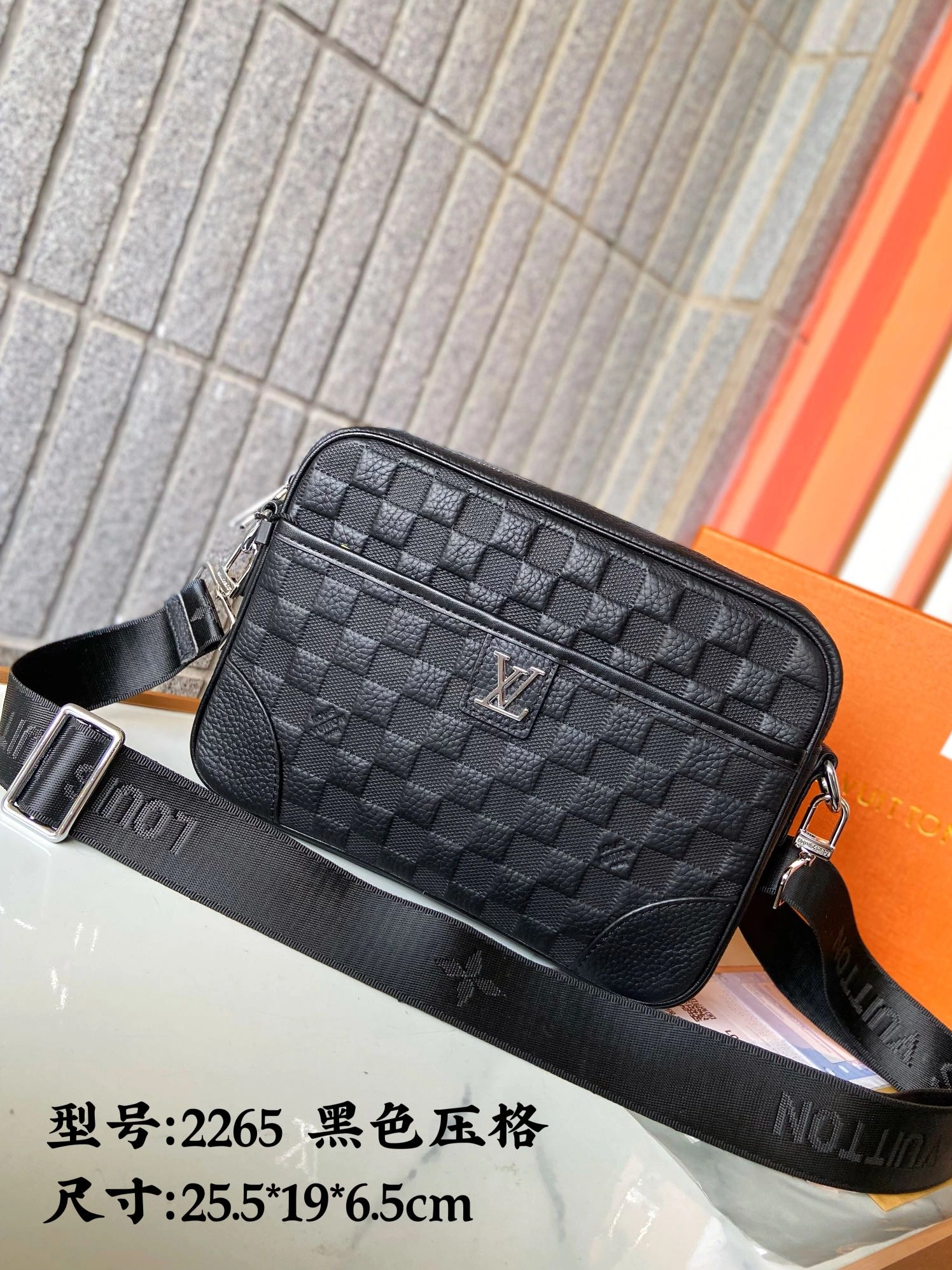 Bright 8446 Louis Vuitton AAA Man Messenger Bags