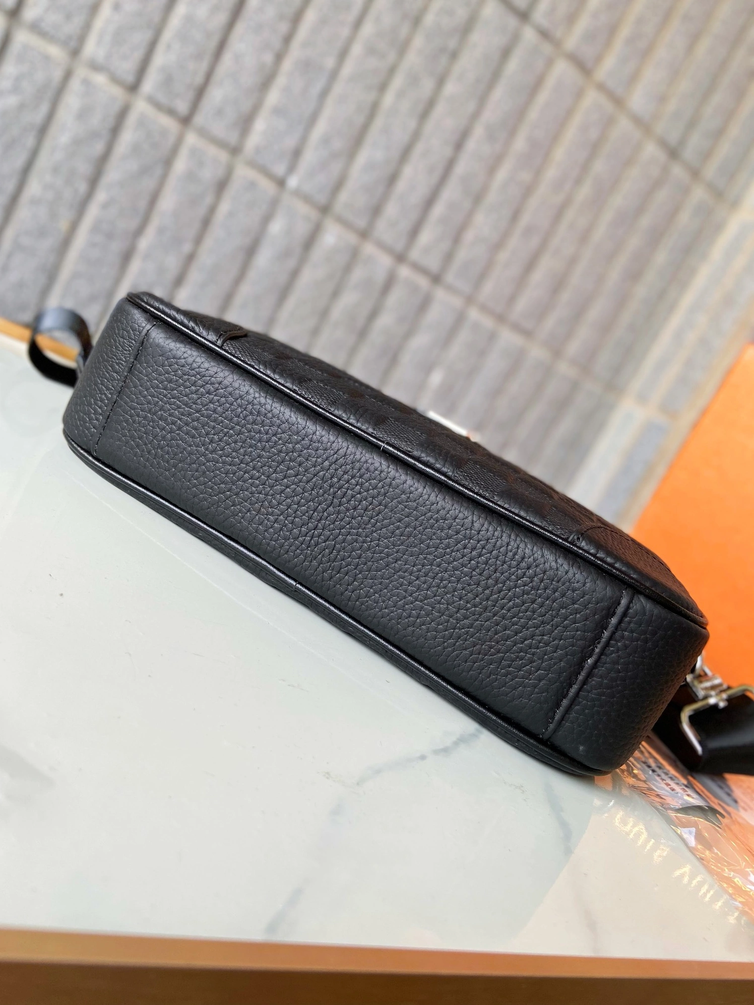 Bright 8446 Louis Vuitton AAA Man Messenger Bags