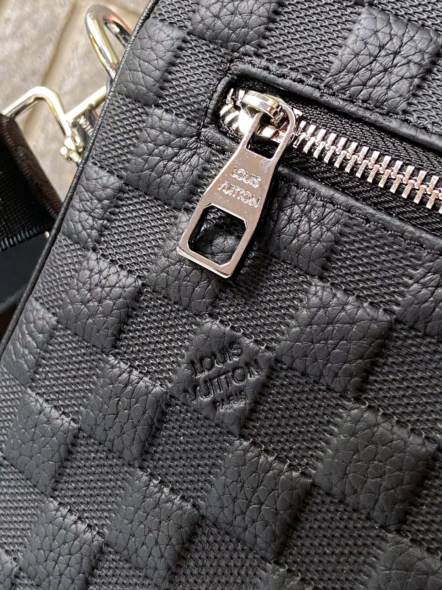 Bright 8446 Louis Vuitton AAA Man Messenger Bags