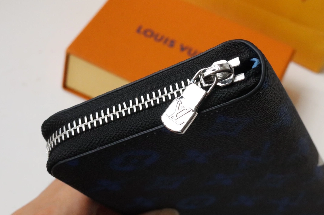 Bright 9038 Louis Vuitton AAA Quality Wallets