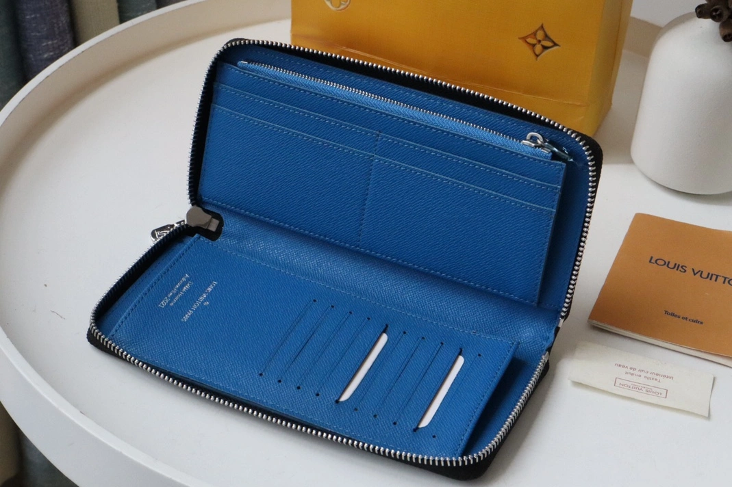 Bright 9038 Louis Vuitton AAA Quality Wallets