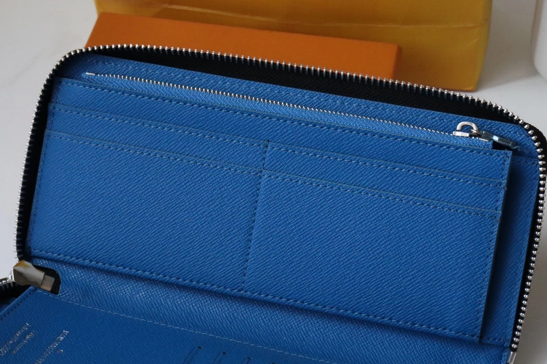 Bright 9038 Louis Vuitton AAA Quality Wallets