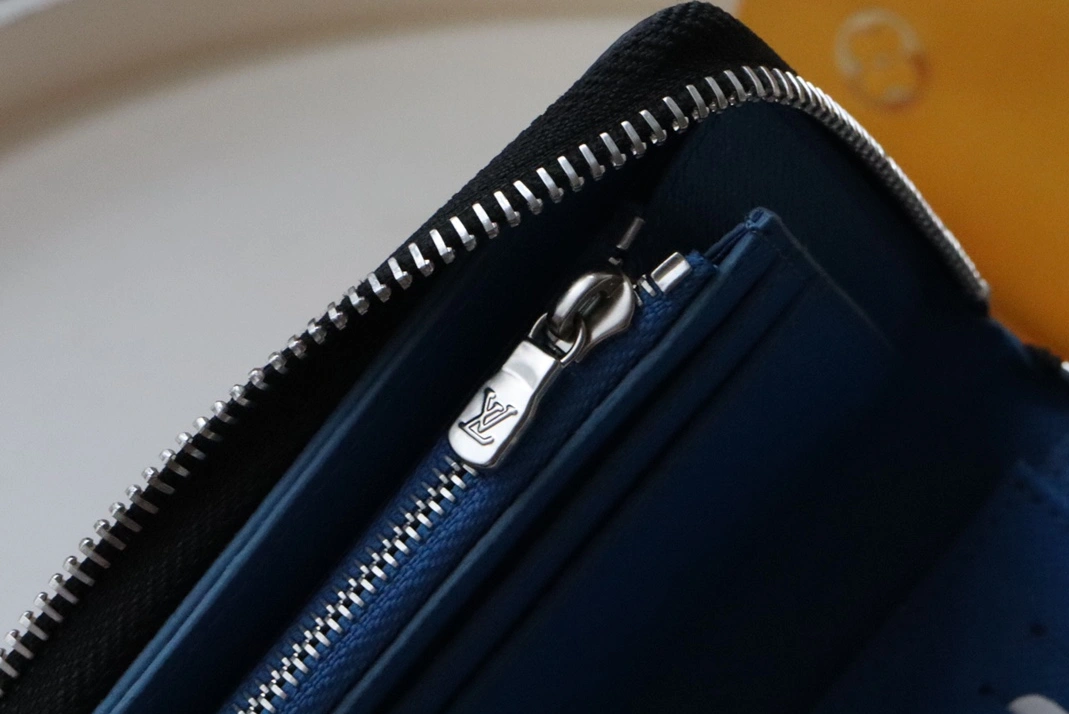 Bright 9038 Louis Vuitton AAA Quality Wallets