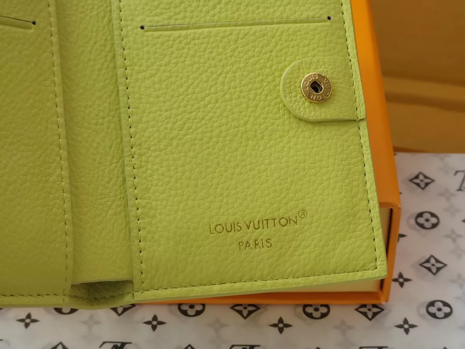Bright 9182 Louis Vuitton AAA Quality Card Case