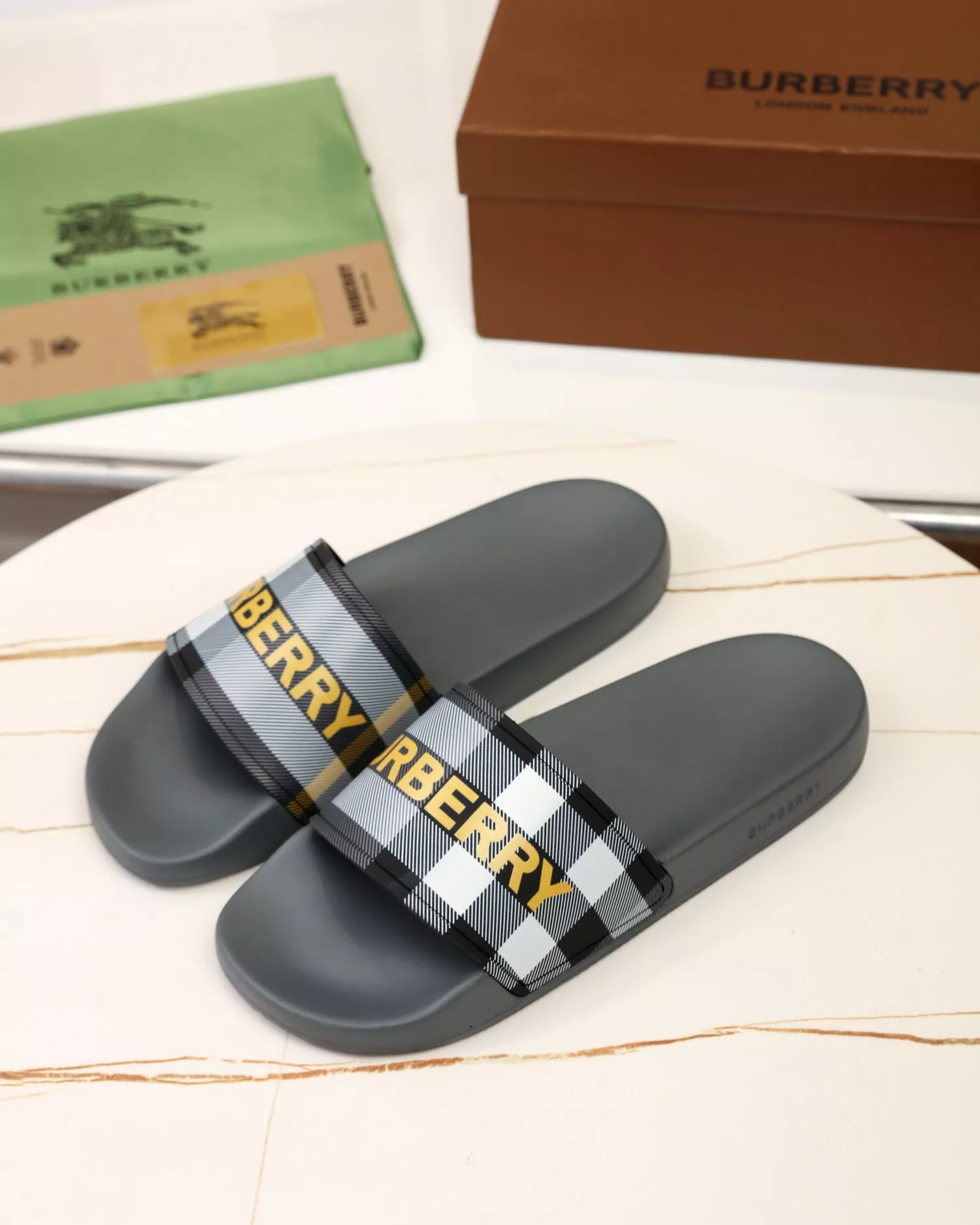 Bright 9527 Burberry Slippers For Men