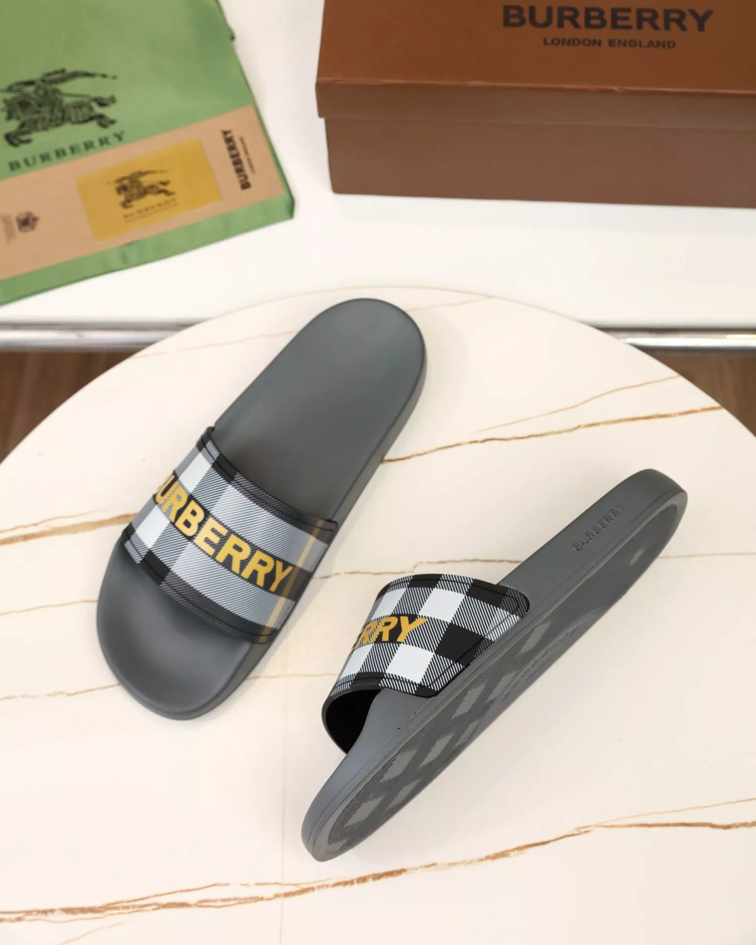 Bright 9527 Burberry Slippers For Men