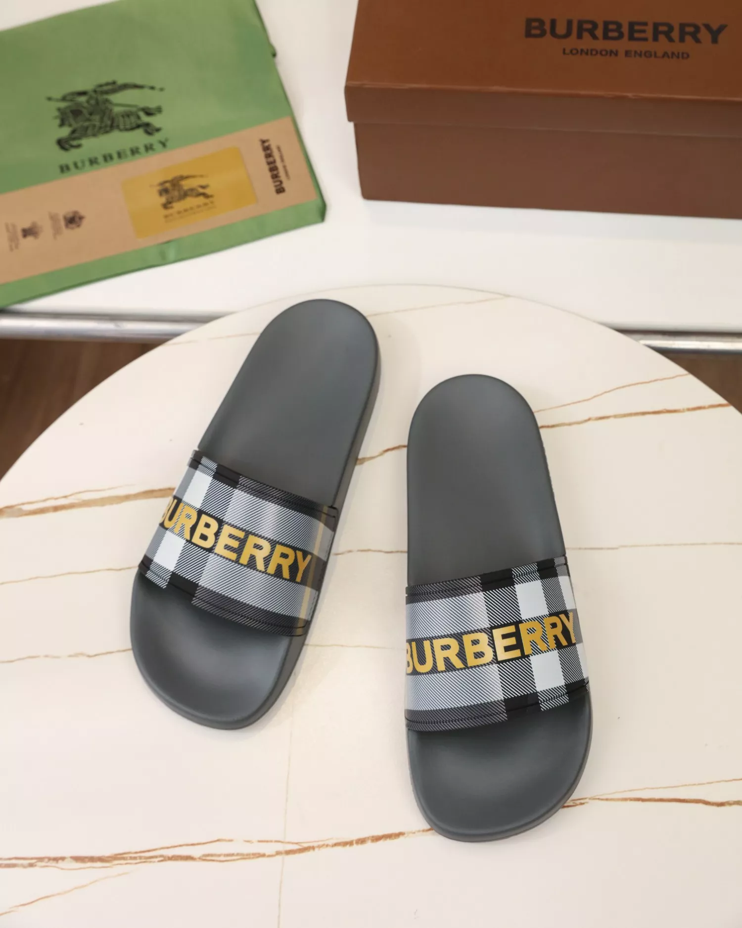 Bright 9527 Burberry Slippers For Men