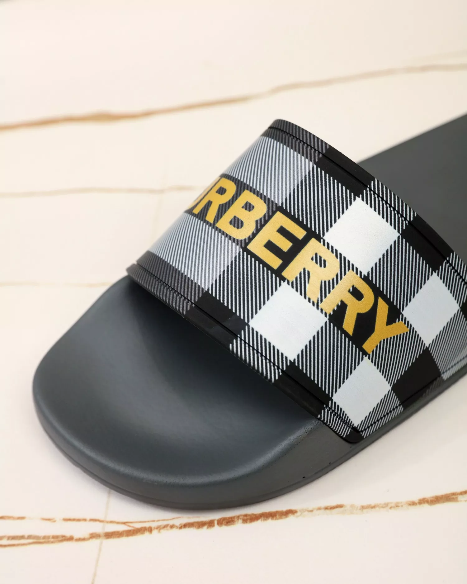Bright 9527 Burberry Slippers For Men