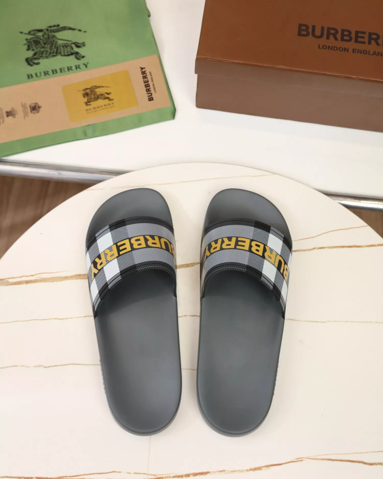Bright 9527 Burberry Slippers For Men