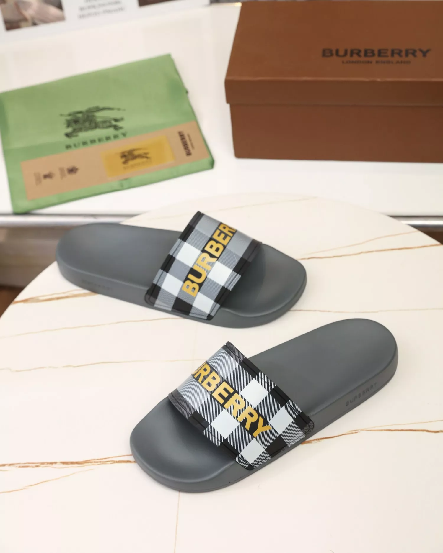 Bright 9527 Burberry Slippers For Men
