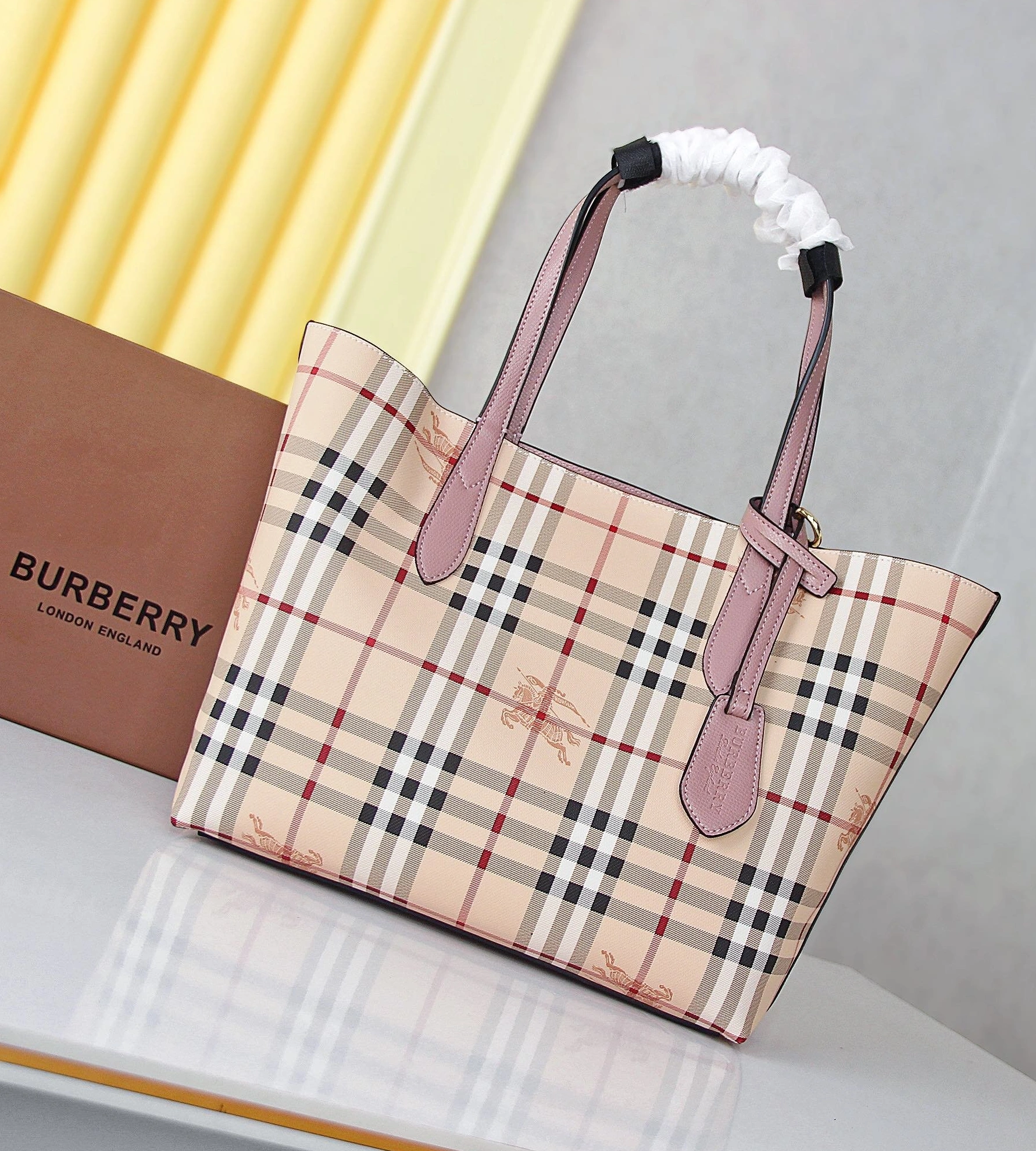 Burberry AAA Handbags For Women Reliable 833