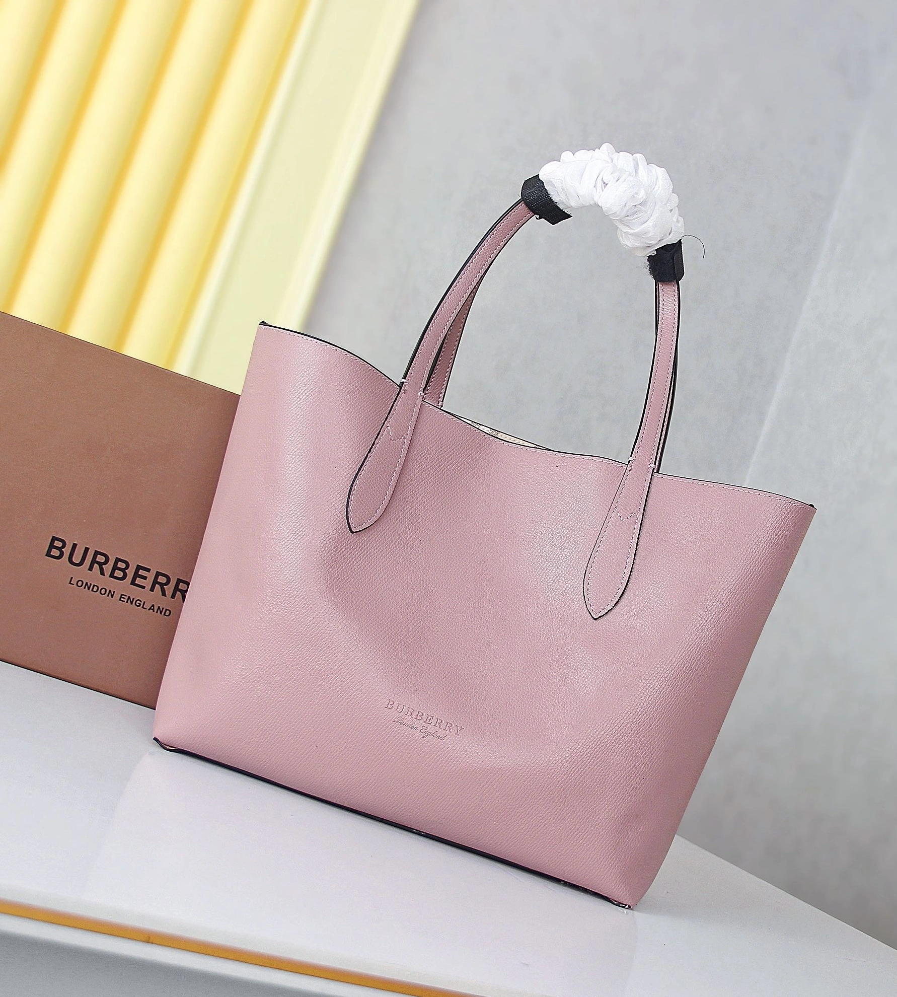 Burberry AAA Handbags For Women Reliable 833