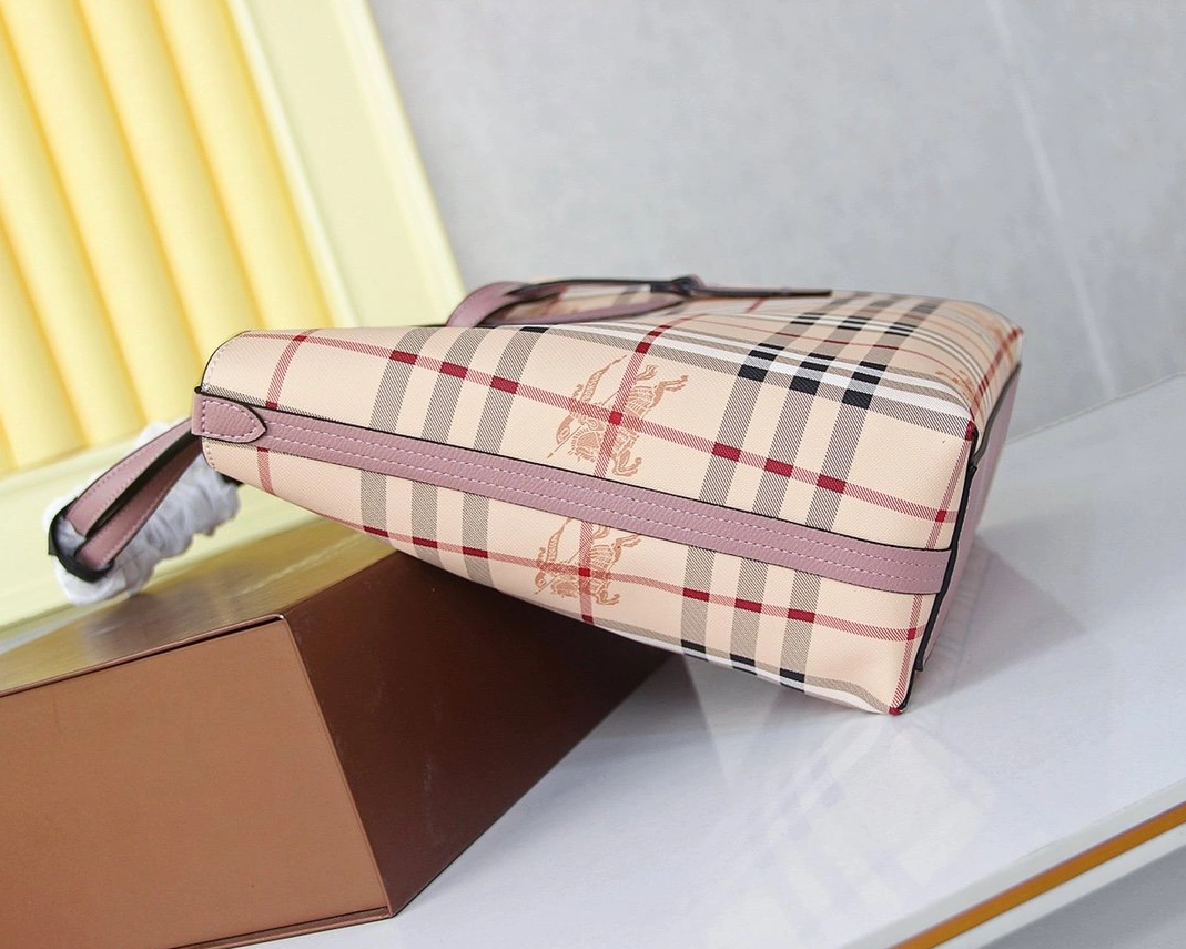 Burberry AAA Handbags For Women Reliable 833