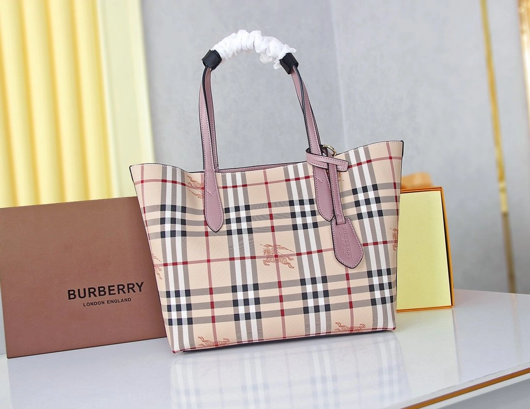 Burberry AAA Handbags For Women Reliable 833