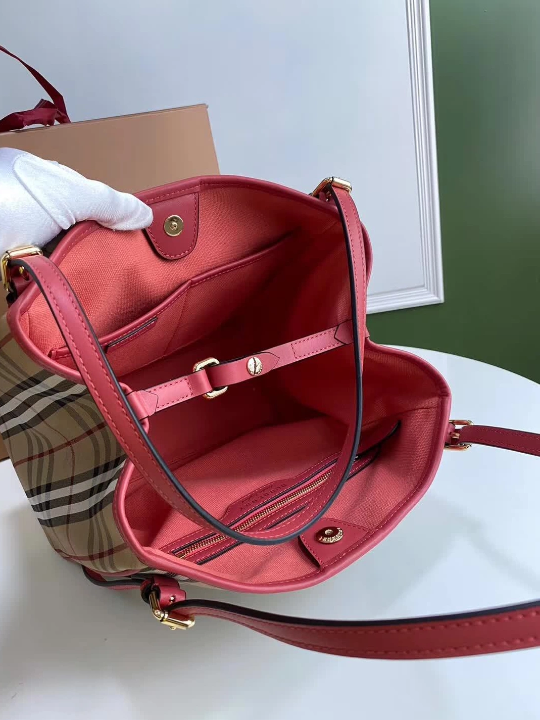 Burberry AAA Handbags For Women Sophisticated 2268