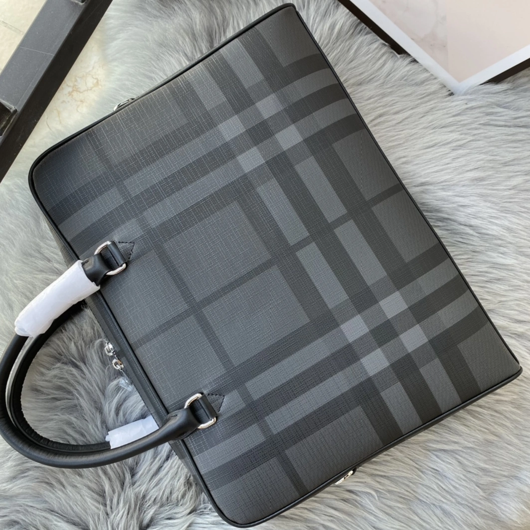 Burberry AAA Man Handbags GoodFit 6486