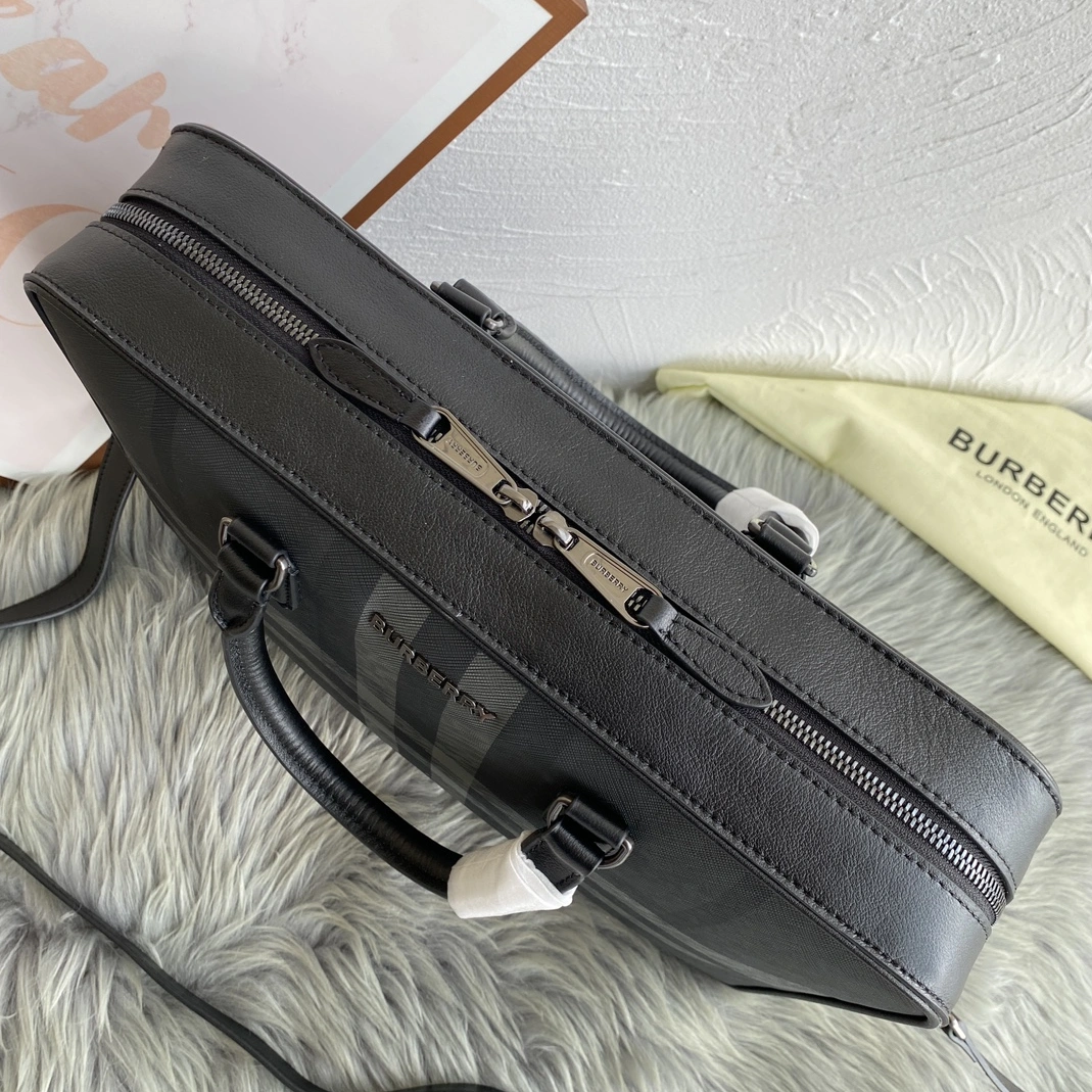 Burberry AAA Man Handbags SmartChoice 5512