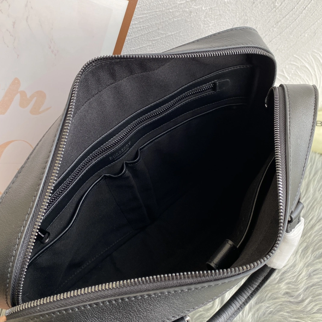 Burberry AAA Man Handbags SmartChoice 5512
