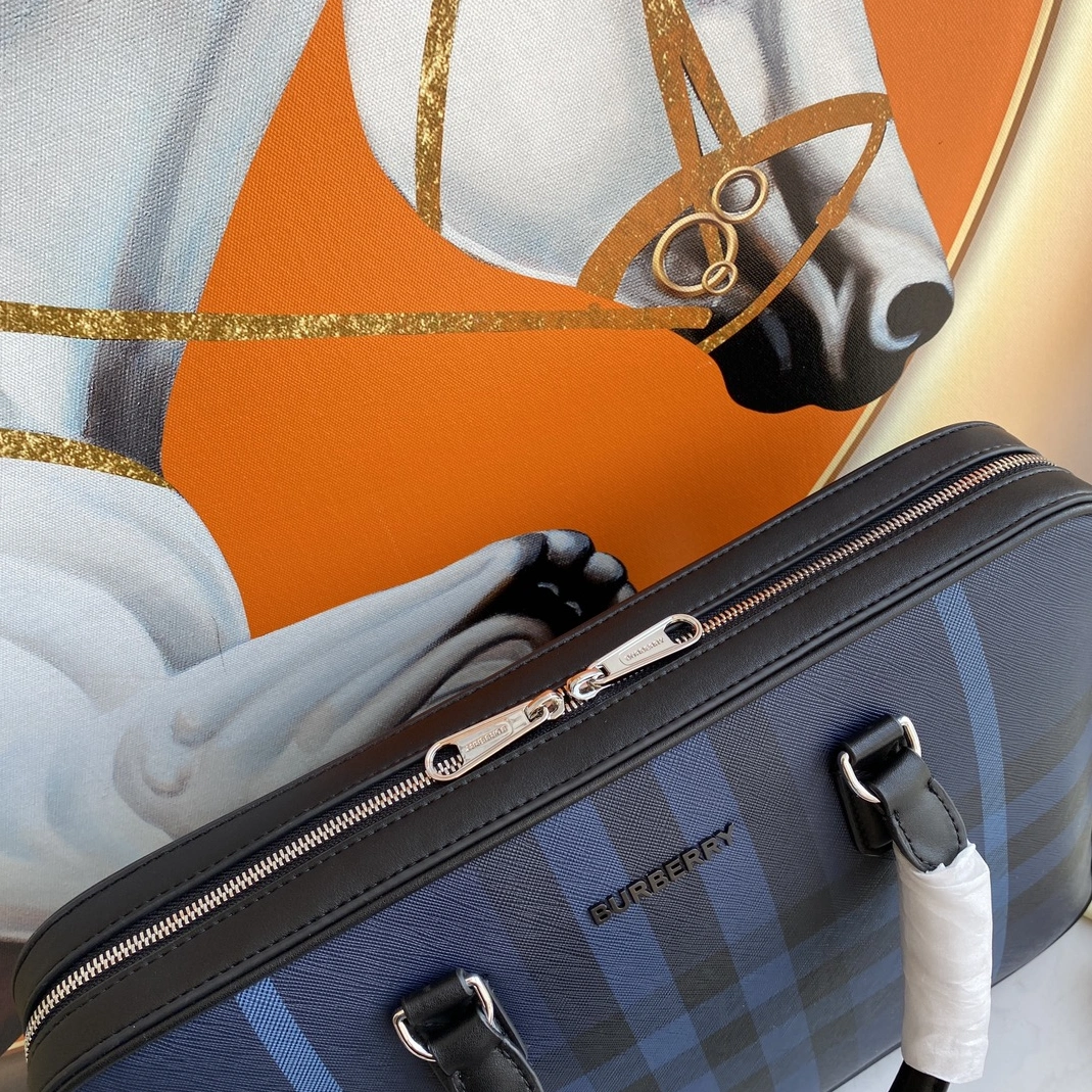 Burberry AAA Man Handbags Trendsetting 6799