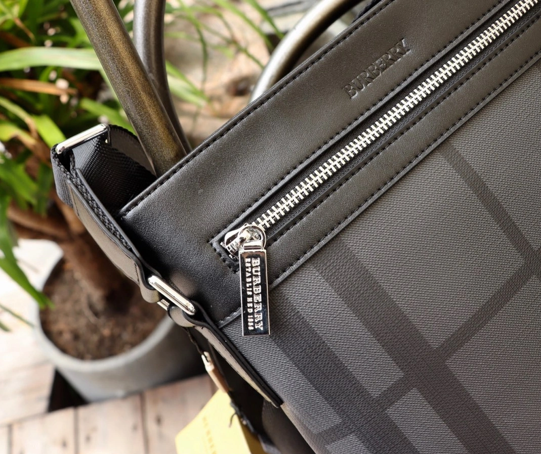Burberry AAA Man Messenger Bags Breathable 6137