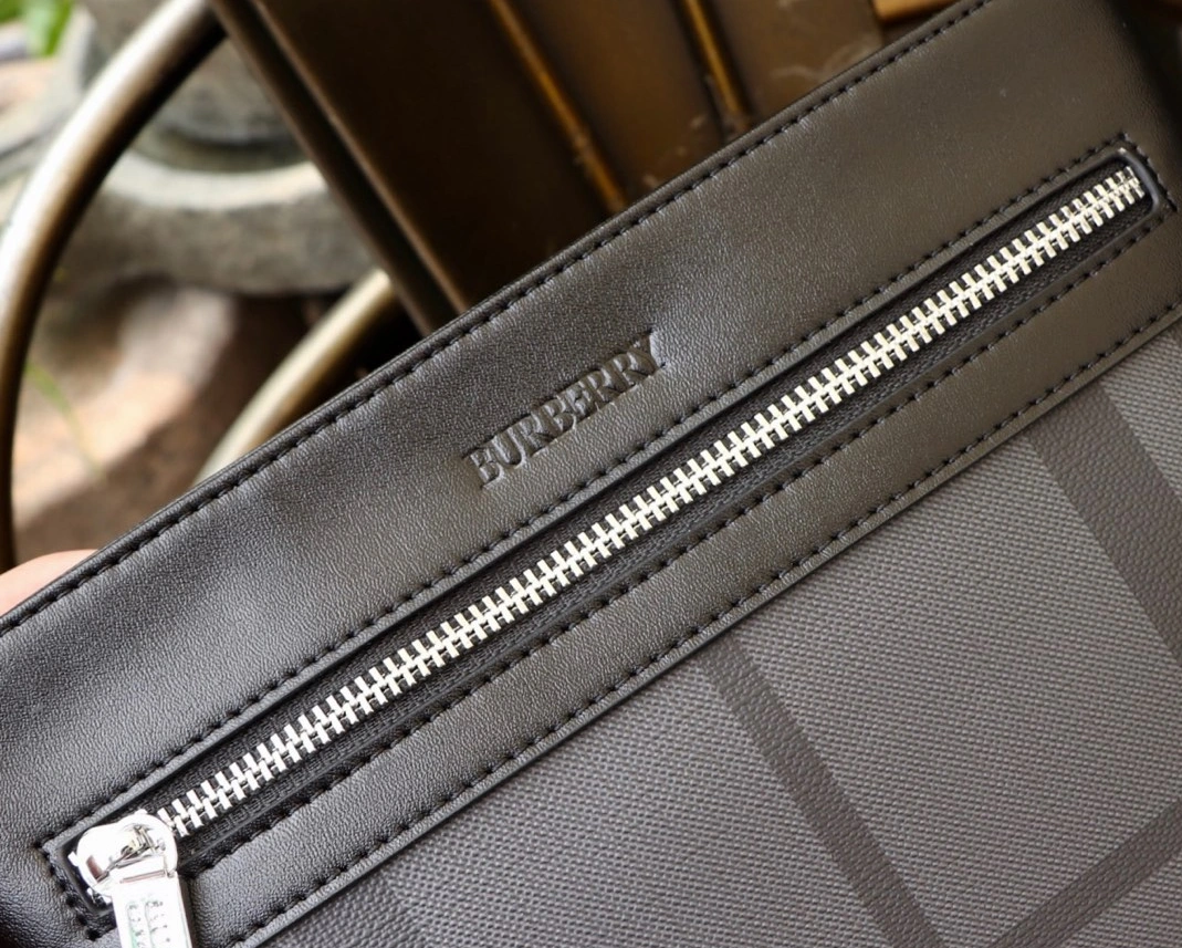 Burberry AAA Man Messenger Bags Breathable 6137