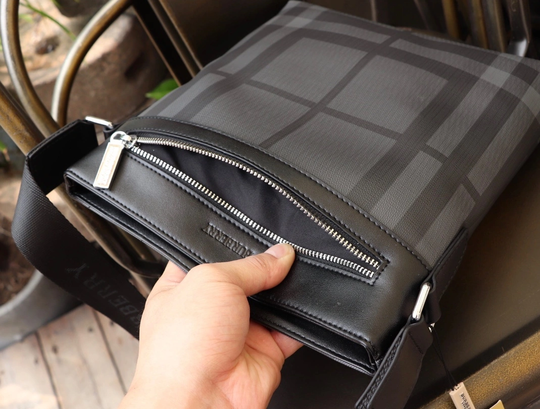 Burberry AAA Man Messenger Bags Breathable 6137