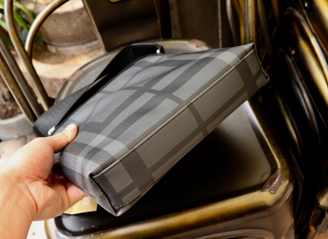 Burberry AAA Man Messenger Bags Breathable 6137