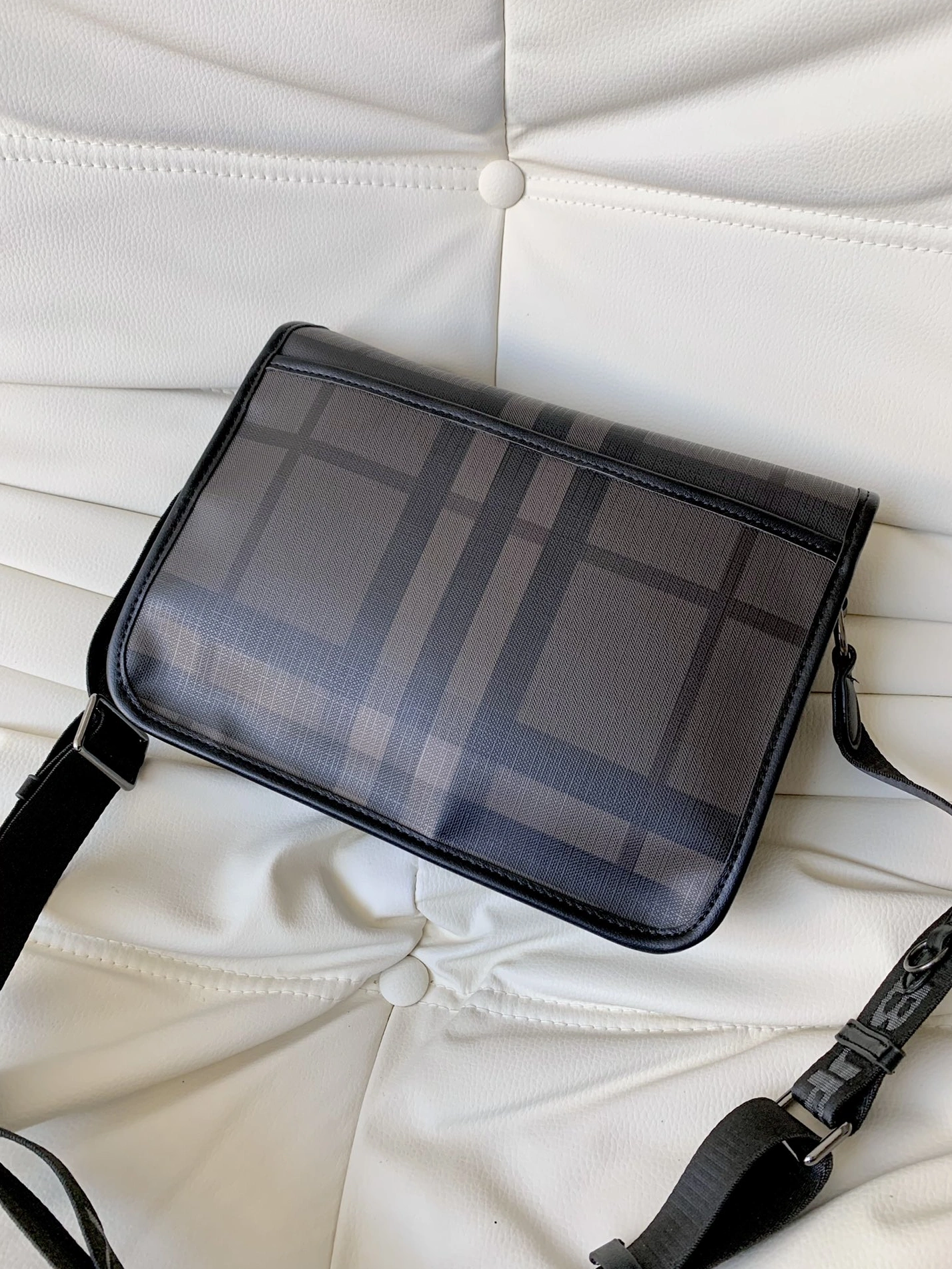 Burberry AAA Man Messenger Bags Durable 2606