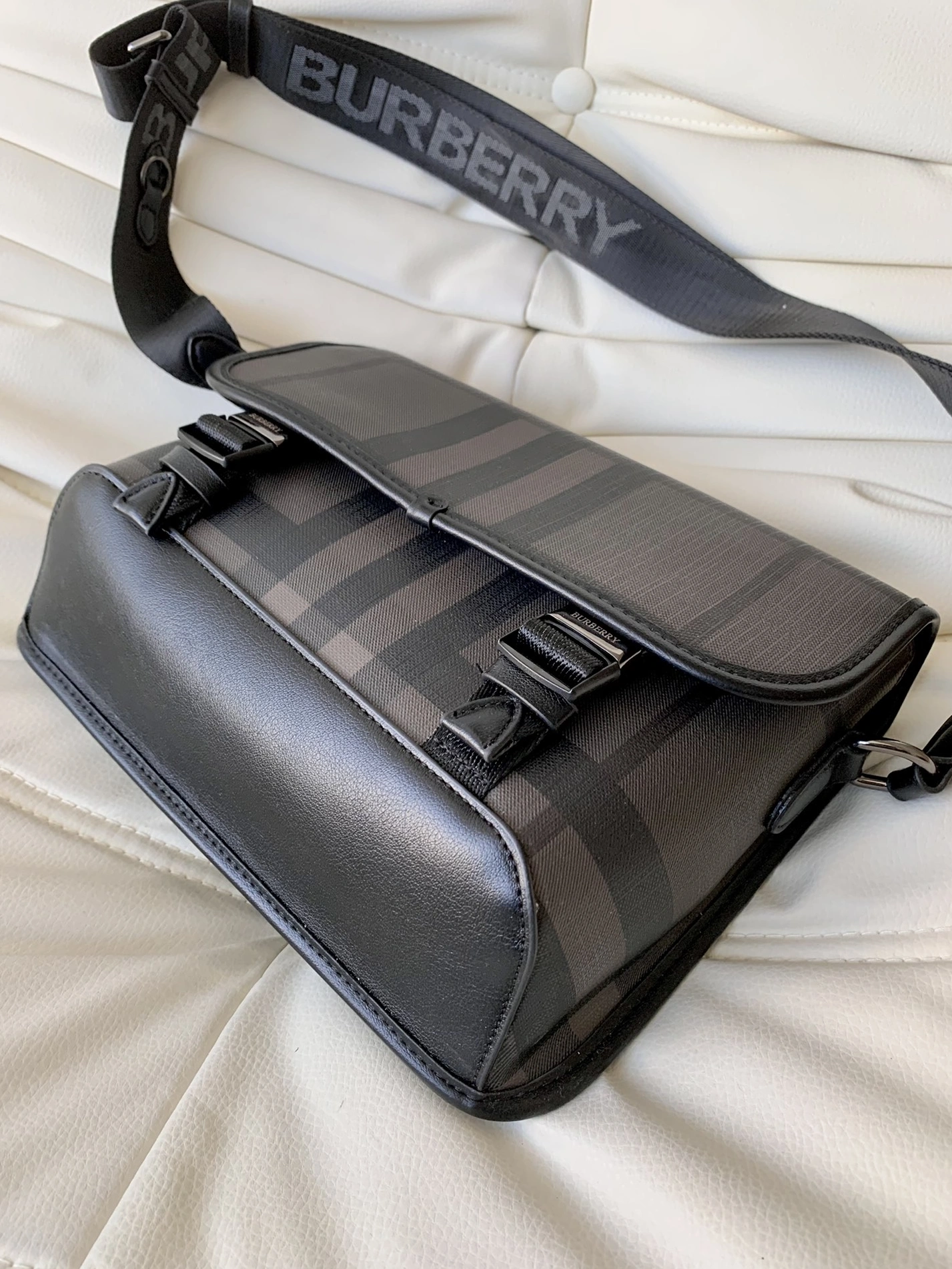 Burberry AAA Man Messenger Bags Durable 2606