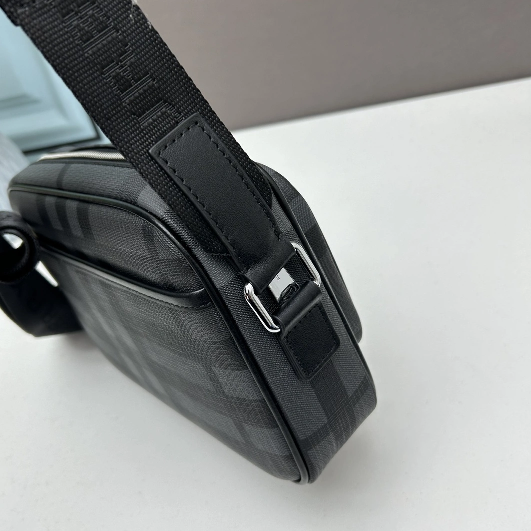 Burberry AAA Man Messenger Bags Minimalist 7280
