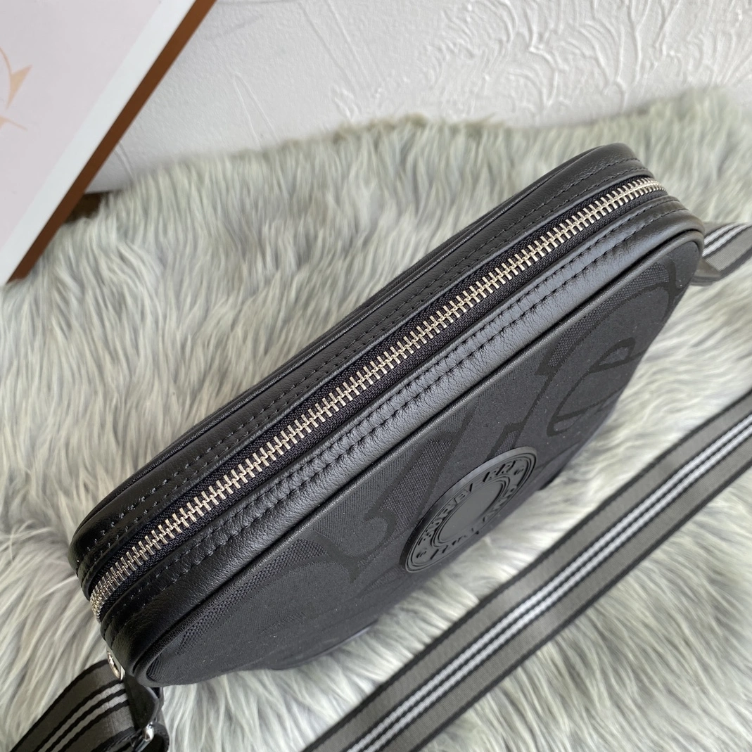Burberry AAA Man Messenger Bags Minimalist 7735