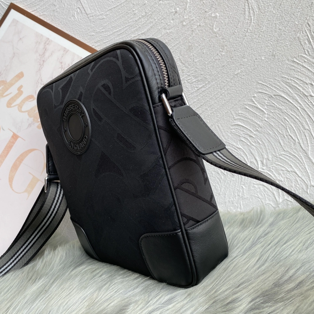 Burberry AAA Man Messenger Bags Minimalist 7735