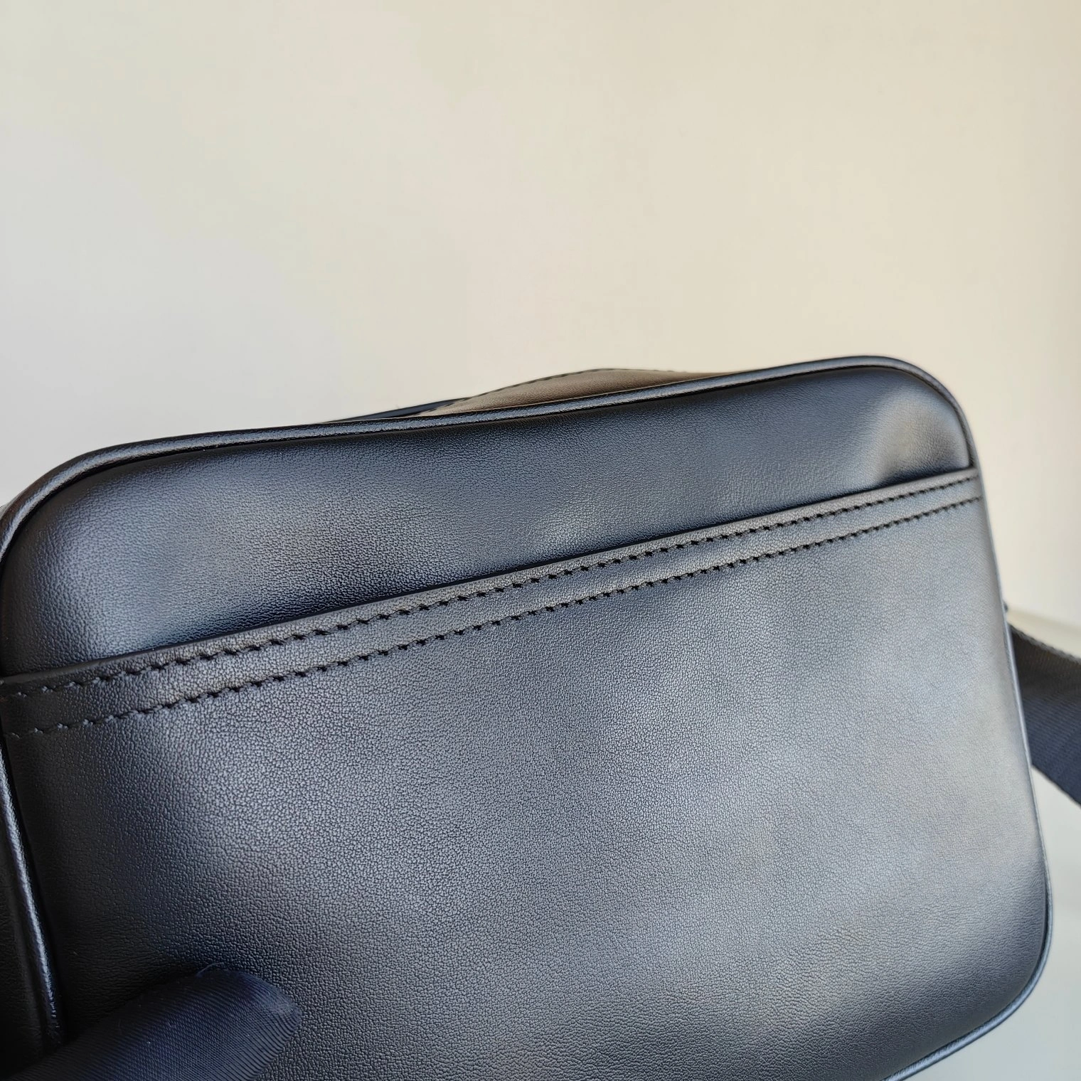 Burberry AAA Man Messenger Bags Popular 3711