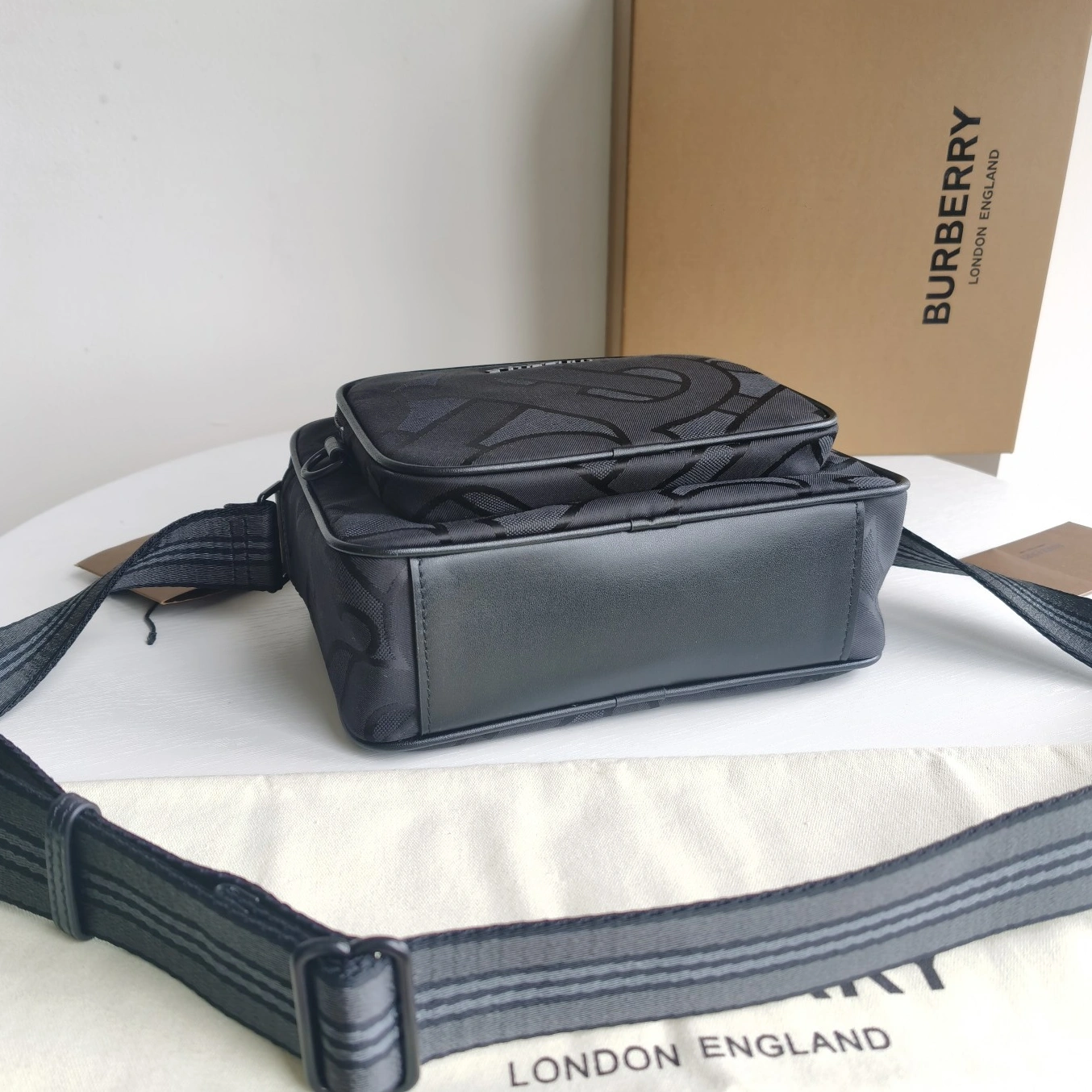 Burberry AAA Man Messenger Bags Popular 467