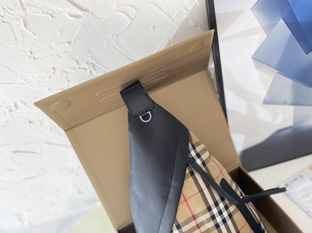 Burberry AAA Man Messenger Bags Practical 7149
