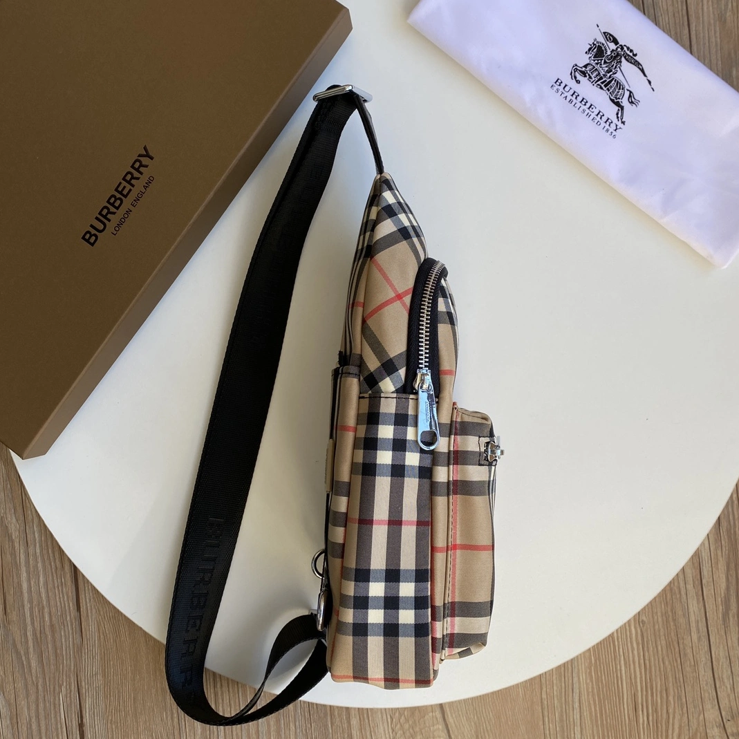 Burberry AAA Man Messenger Bags Practical 9130