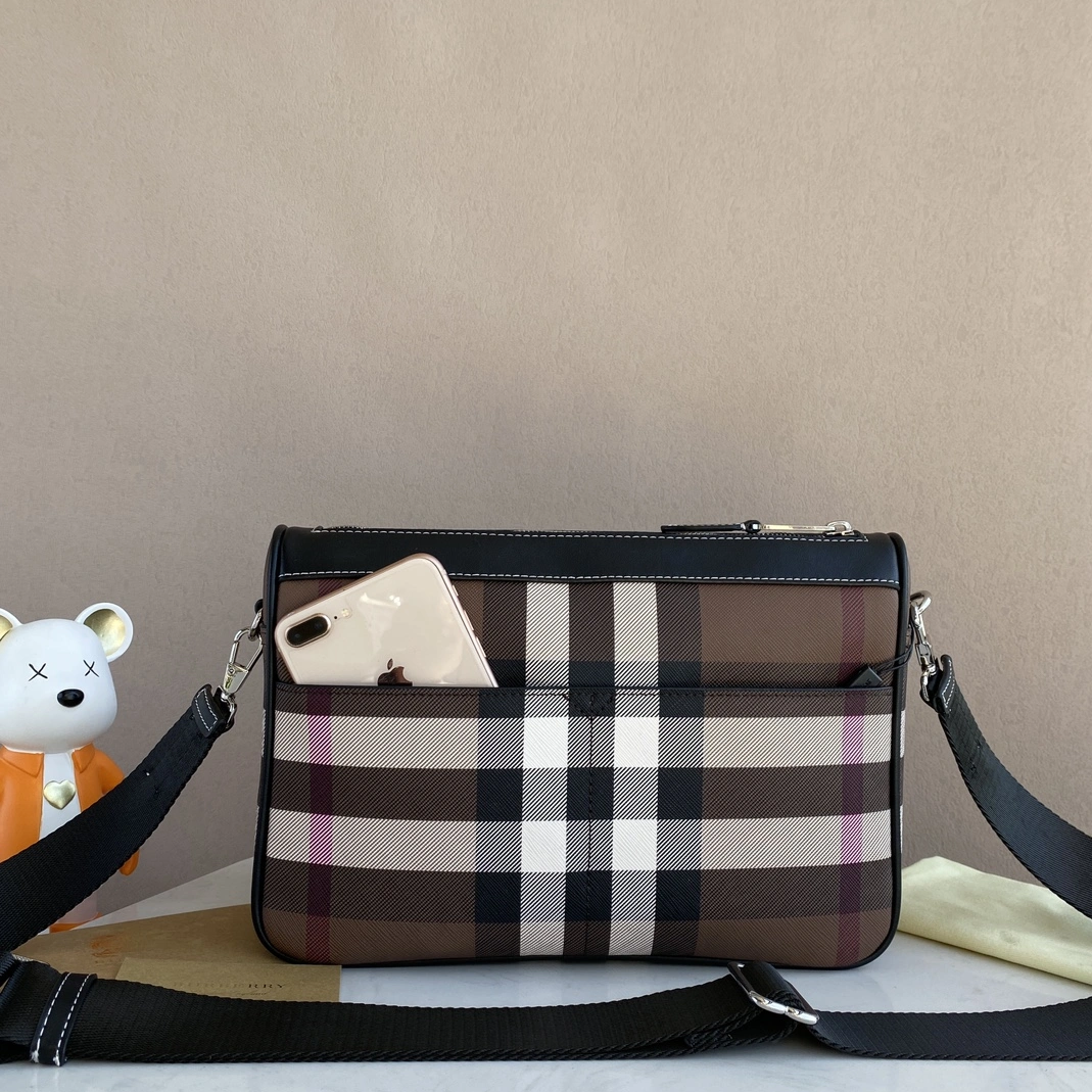 Burberry AAA Man Messenger Bags Sleek 5293